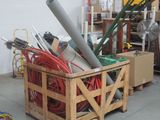 une caisse en bois remplie d'objets divers dans un garage