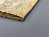 un livre orné d'un dessin, posé sur une table