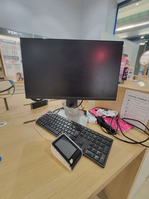 une photo d'un bureau d'ordinateur avec un clavier et un écran