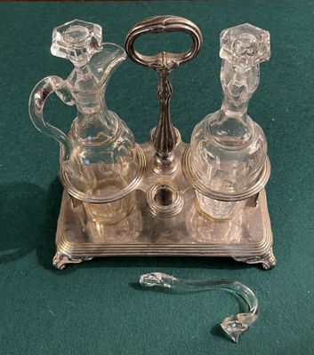 un plateau en argent sur lequel sont posées trois carafes en verre