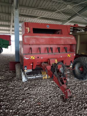 un tracteur « Red Grainer » garé au milieu d'une grange