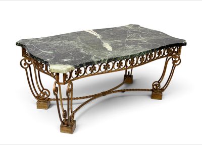 une photo d'une table basse au plateau en marbre sur fond blanc