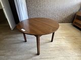 une table avec un plateau en bois au milieu d'une pièce