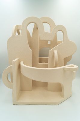 une maquette en bois d'une maison posée sur une table