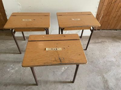 Lot de 3 bureaux d’ école en bois et fer .