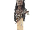 statue d'un Amérindien portant une plume sur la tête