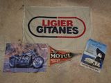 une image représentant une bannière sur laquelle figurent une moto et d'autres objets