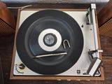 a record player sitting on top of a turntable