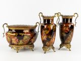 trois vases posés l'un à côté de l'autre sur une table
