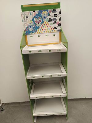 une étagère verte et blanche avec des tablettes, dans une pièce