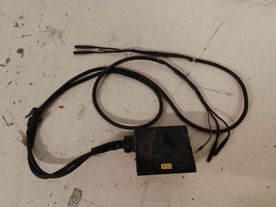un câble noir branché à un appareil noir posé sur une table