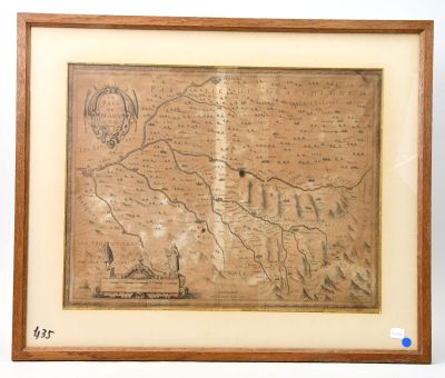 une vieille carte d'une ville, encadrée dans un cadre en bois, accrochée au mur
