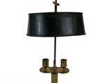 une lampe de table ancienne en laiton avec un abat-jour noir sur fond blanc