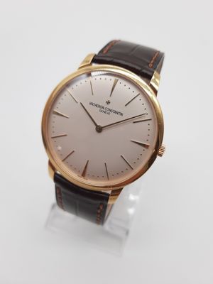 gros plan d'une montre sur une surface blanche
