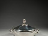 une cocotte en métal plaqué argent, avec un couvercle et des poignées