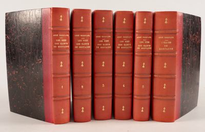 six livres rouges sont empilés les uns sur les autres sur une surface blanche