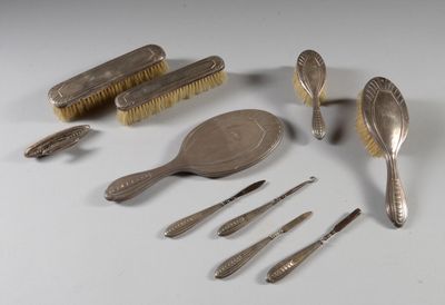 beaucoup d'argenterie sur une table, avec des cuillères et des brosses