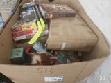 une boîte en carton remplie de jouets et d'autres objets