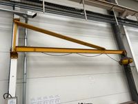 un treuil monté sur une potence articulée jaune, capacité 80…