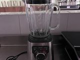 un mixeur posé sur le comptoir d'une cuisine