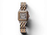 gros plan d'une montre sur une surface blanche