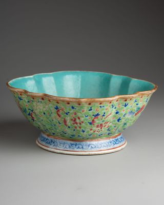 bol vert avec des mouchetures bleues et rouges sur fond blanc