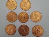 six types différents de pièces d'or sur une surface blanche