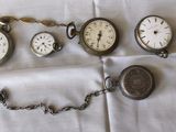 de nombreux types de montres de poche sur la table