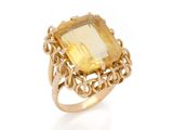 une bague en or jaune 18 carats sertie d'une citrine