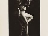 une photo en noir et blanc de deux danseurs dans une posture de danse