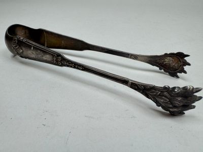 two spoons that are sitting next to each other