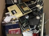 une boîte en carton remplie de matériel électronique et de livres