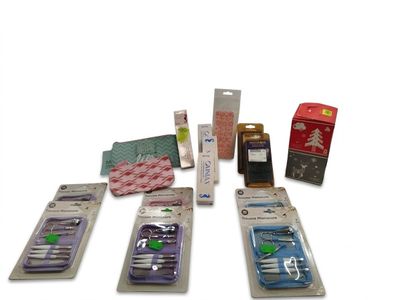 il y a beaucoup d'objets différents dans le colis posé sur la table