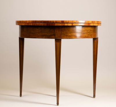 une table ovale avec un plateau et des pieds en bois