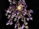 Broche composée d'un améthorate violet et d'un bouquet de perles sur fond noir