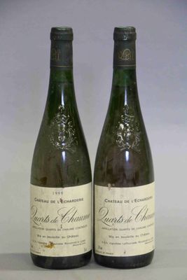 deux bouteilles de vin posées l'une à côté de l'autre sur une table