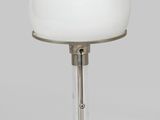 un gros plan d'une lampe de table avec un pied en verre
