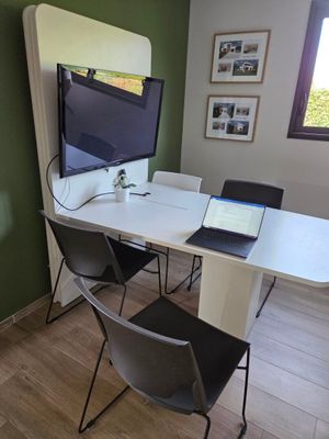un bureau sur lequel se trouvent un ordinateur portable et un moniteur
