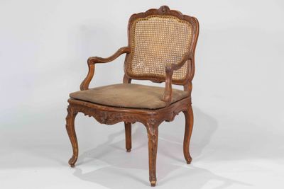 une image représentant une chaise en bois avec un dossier et une assise en rotin
