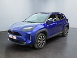 un SUV Toyota C-HR bleu garé dans un showroom