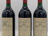 trois bouteilles de vin rouge posées sur une table blanche