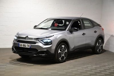 la photo d'une voiture argentée garée dans un garage