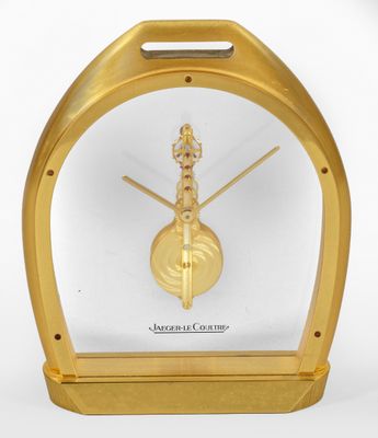 une horloge en or avec un cadran