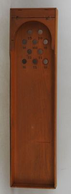 une télécommande accrochée au mur dans la pièce