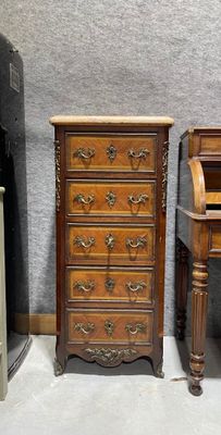deux tiroirs en bois et un bureau dans un coin de la pièce