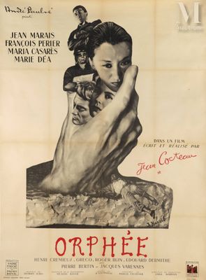 une vieille affiche de cinéma représentant une femme tenant un enfant dans ses bras