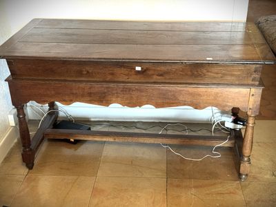 une table en bois surmontée d'un tiroir
