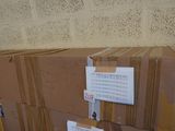 des cartons empilés les uns sur les autres devant un mur