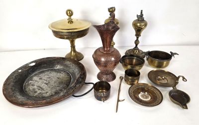 un grand nombre d'objets anciens qui se trouvent sur la table