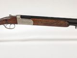 un vieux fusil de chasse avec un canon en bois et une crosse en métal